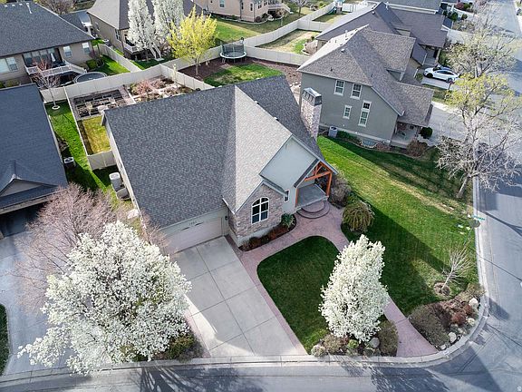 3rd image of 1997 W Crescent Dr