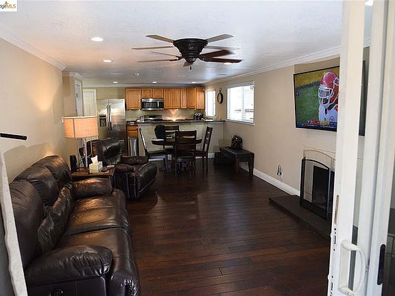4th image of 43384 Newport Dr