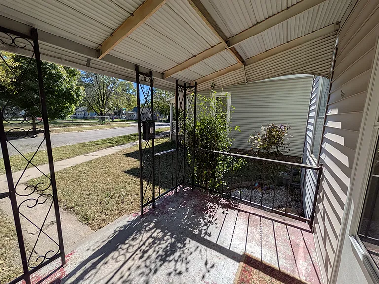 1107 NW Van Buren St — Photo 2