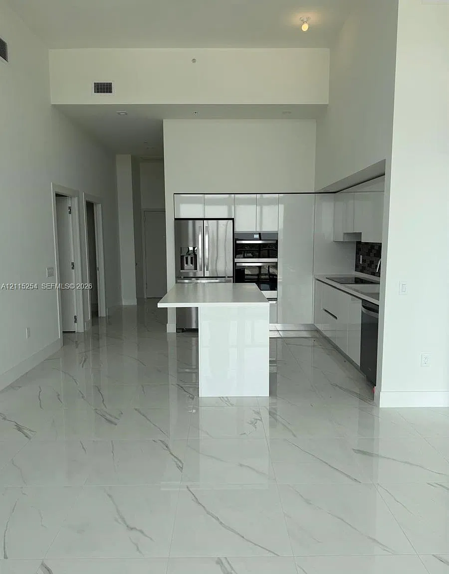 2 bed, 2.0 bath, 1068 sqft, $5,000 — Photo 3
