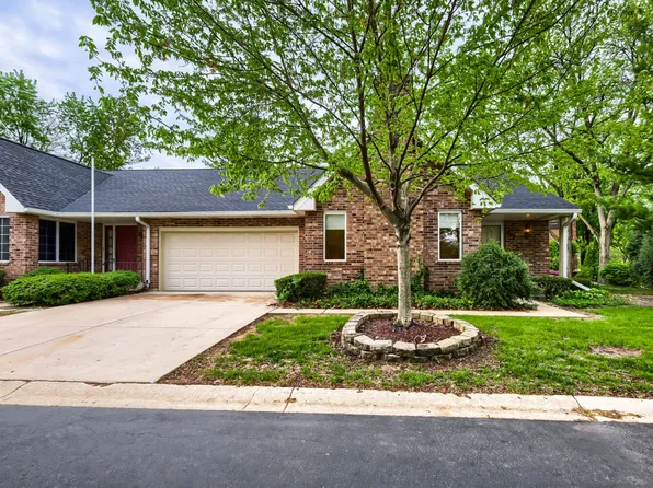 202 Stone Manor Cir, Batavia, IL 60510