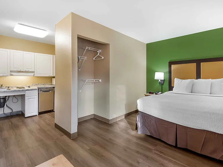 Deluxe Studio - 1 Queen Bed