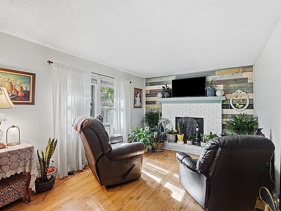 3rd image of 16 Sweetbriar Ct