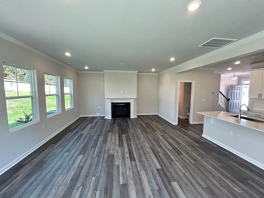 3 bed, 2.5 bath, 1924 sqft, $1,995 — Photo 3