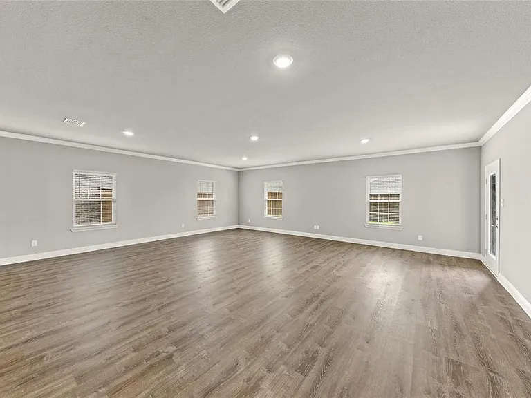 304 Community Dr — Photo 11