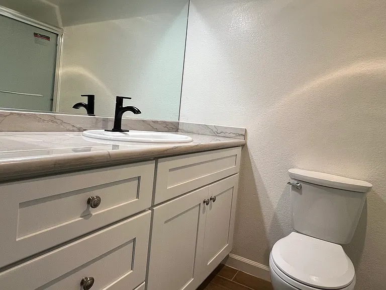 Master Bathroom w/granite countertops and tile flooring