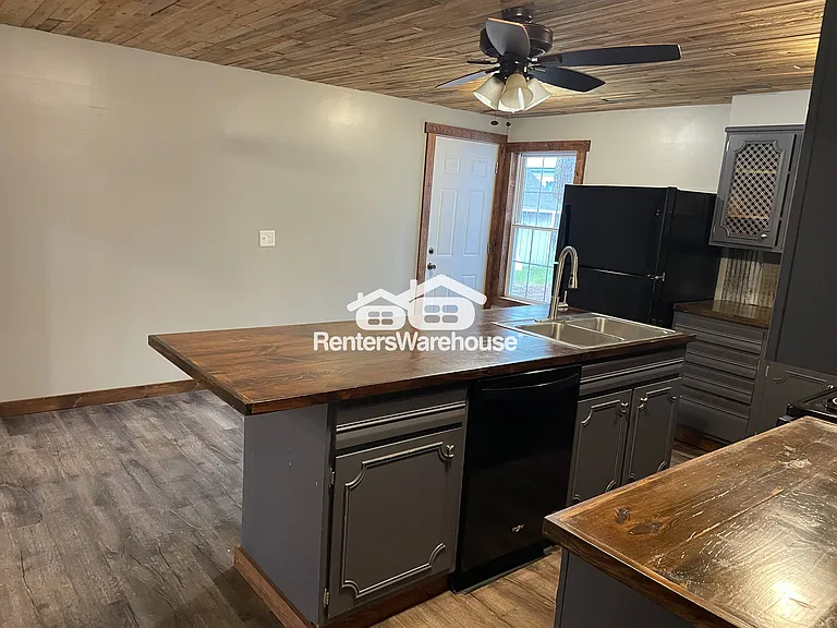 1496 E Division Ave — Photo 2