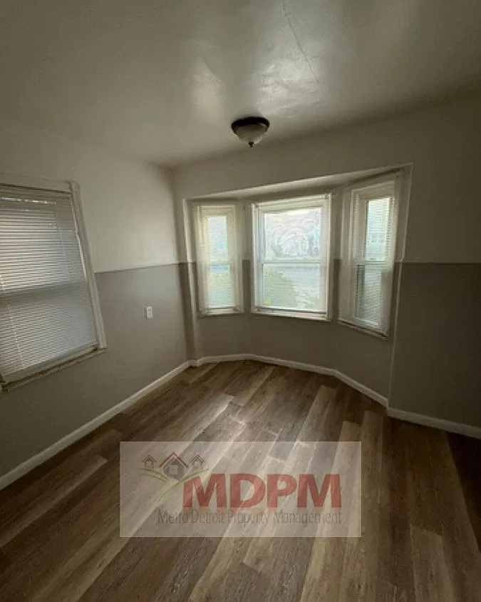 3 bed, 1018 sqft, $1,300 — Photo 3