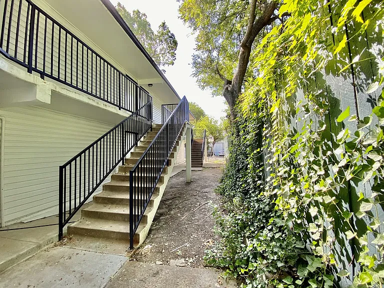 4734 Worth St — Photo 5
