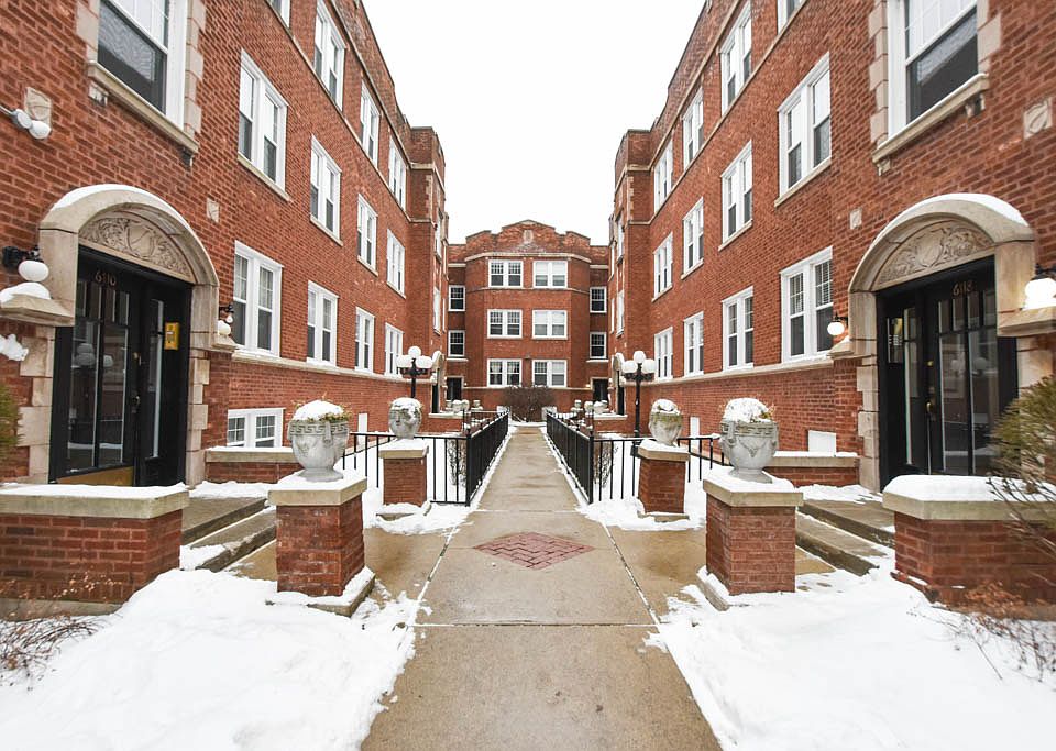 1st image of 6118 N Winthrop Ave APT 1W