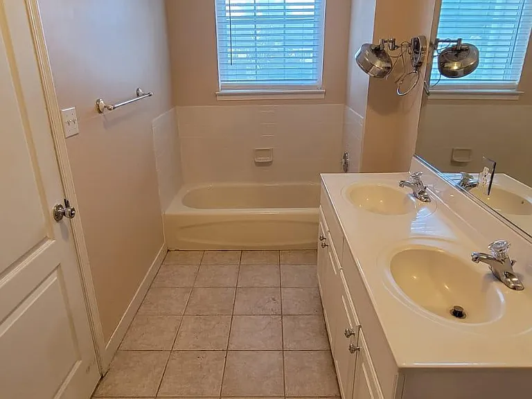 1081 Matthew St — Photo 23