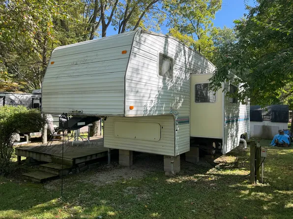 24-33 Woodhaven Dr E, Sublette, IL 61367