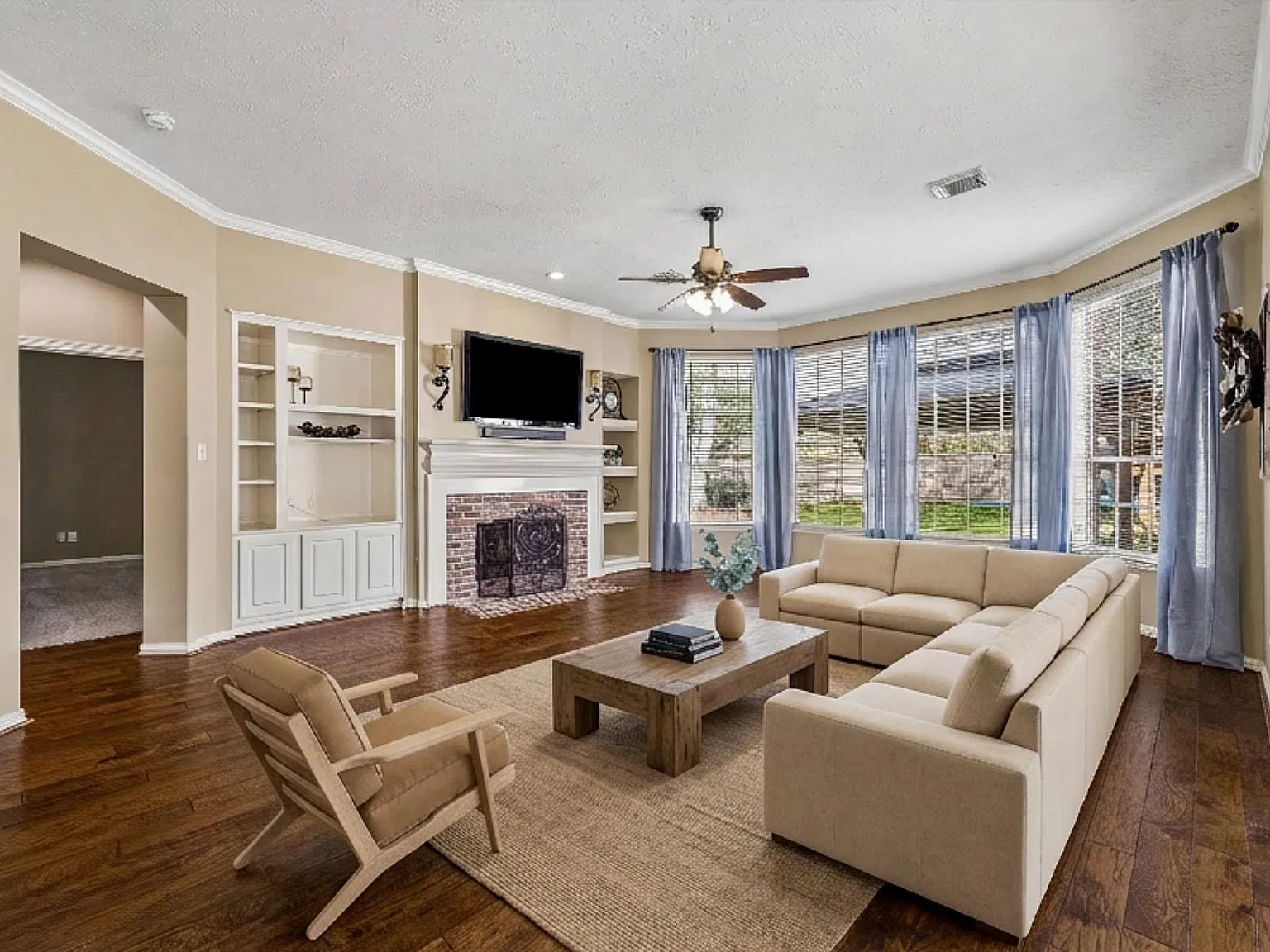 5 bed, 3.5 bath, 3463 sqft, $4,500 — Photo 2