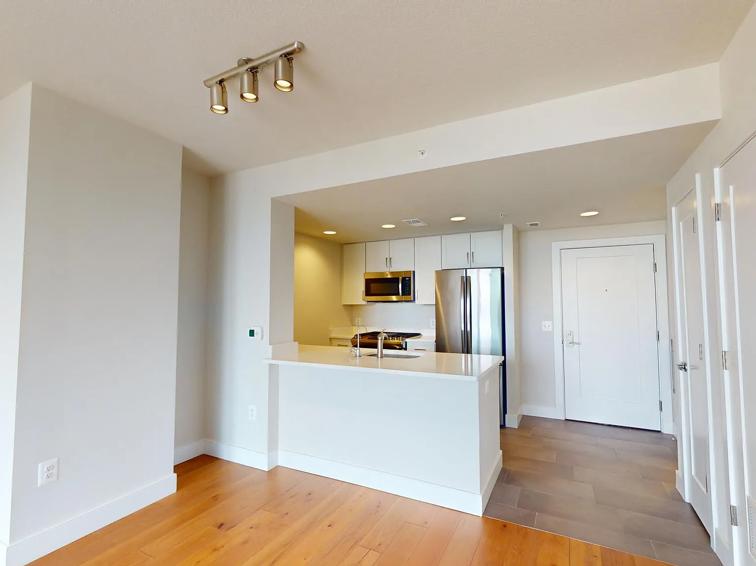 1 bed, 673 sqft, $2,300 — Photo 2