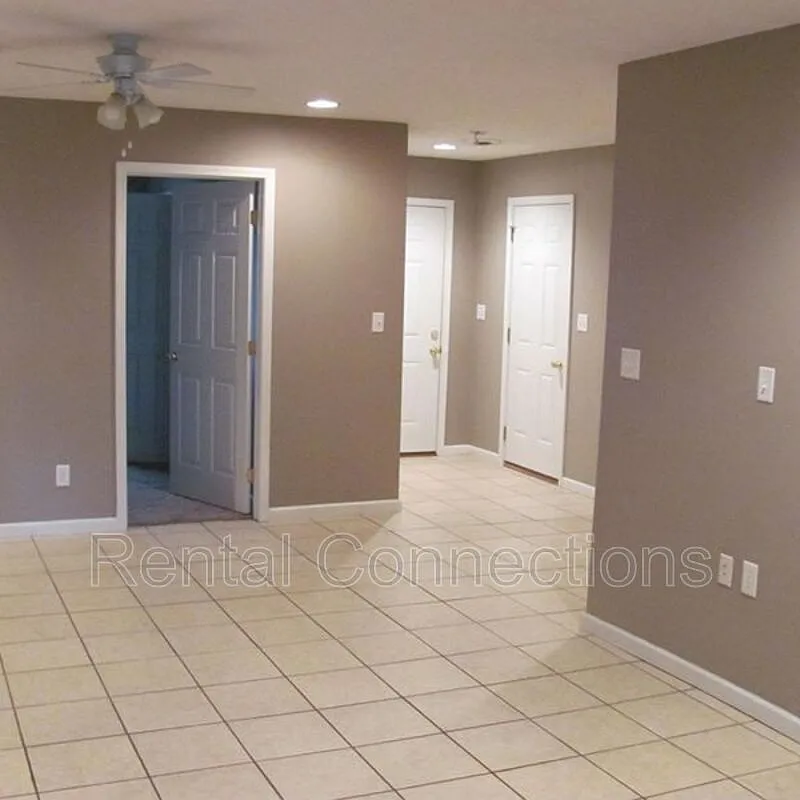 2 bed, 2.0 bath, 700 sqft, $900 — Photo 3