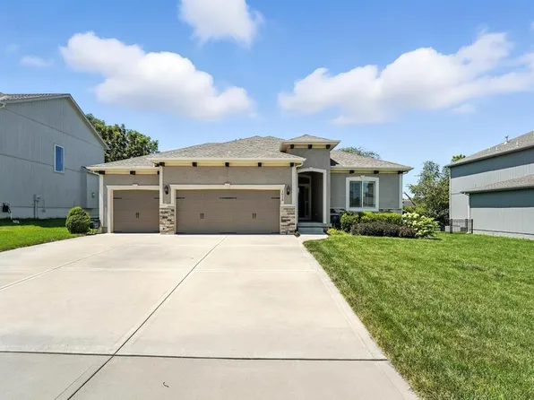 1028 NE Copperwood Dr, Lees Summit, MO 64086