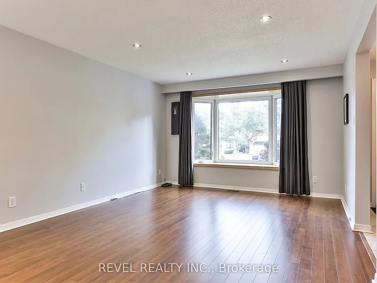 16 Ravenview Dr — Photo 3