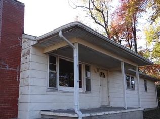 121 S 20th St, Leavenworth, KS 66048