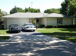 1524 Collins Cir, Elk Grove Village, IL 60007