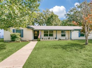 1900 Cimarron Trl, Hurst, TX 76054