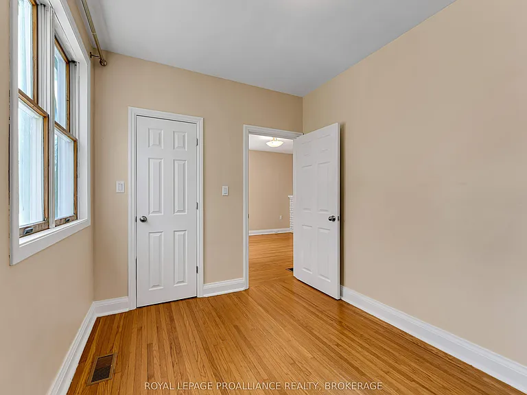 524 College St — Photo 27