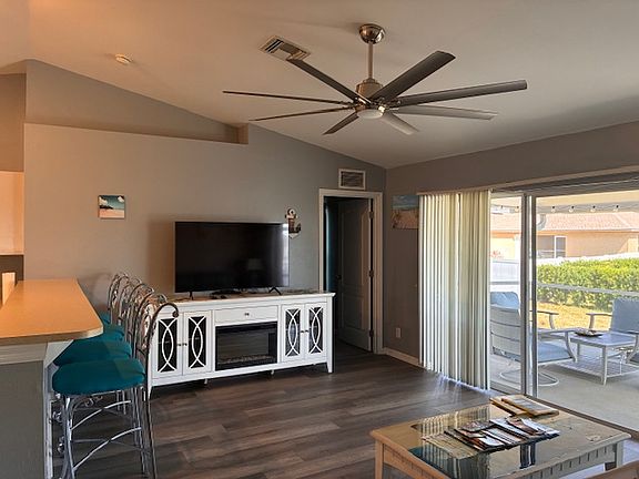5th image of 829 NE 10th Ln