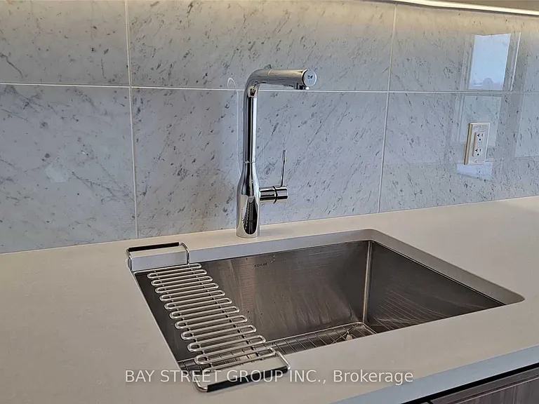 95 McMahon Dr #1212 — Photo 15