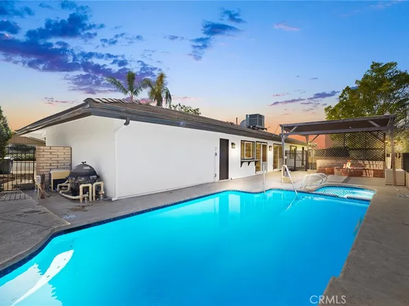 28404 Coachman Ln, Highland, CA 92346