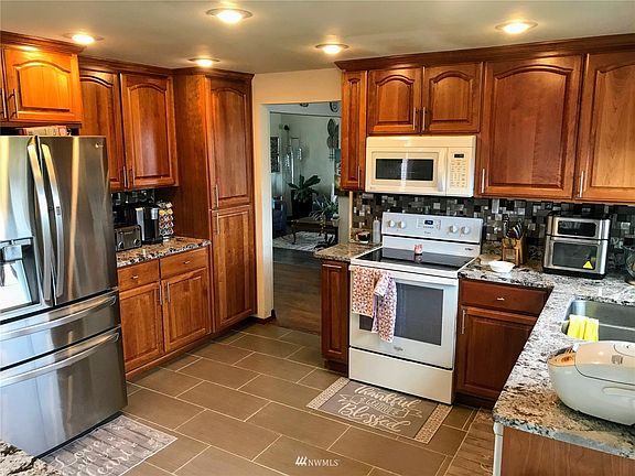 2nd image of 6911 71st Street NE