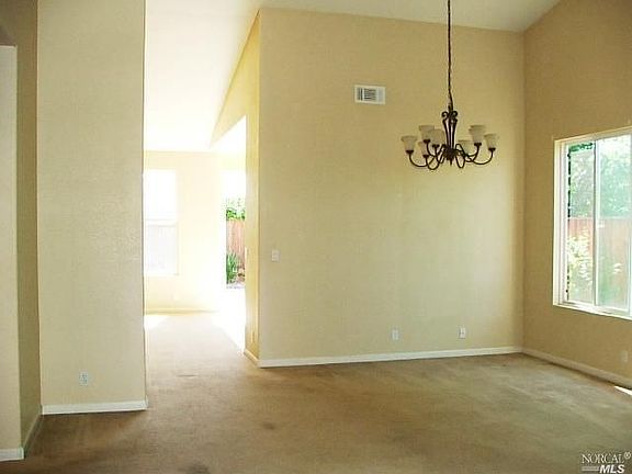 3rd image of 631 Foxglove Cir