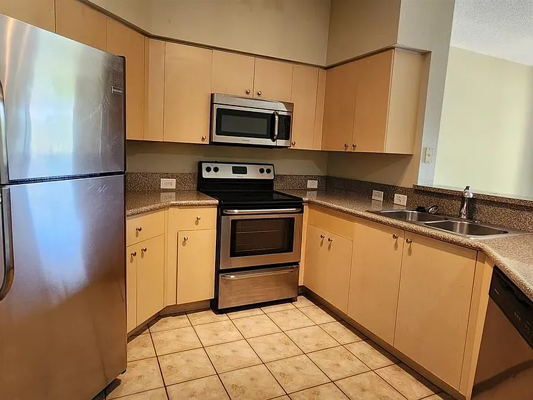 280 Crestwood Cir #204 — Photo 3
