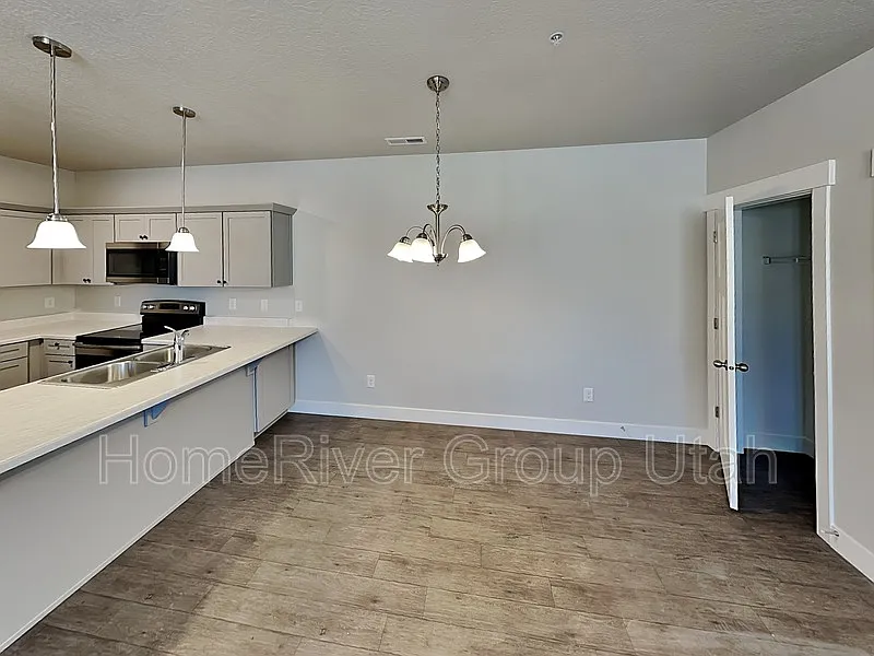 3 bed, 2.0 bath, 1272 sqft, $1,595 — Photo 4
