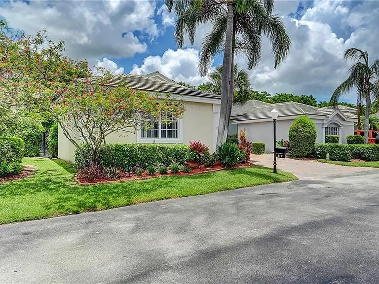 8171 Hampton Wood Dr — Photo 3