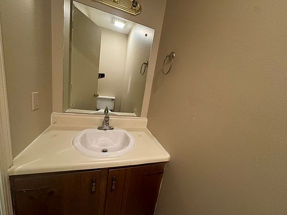 5th image of 38 Beacon Ct