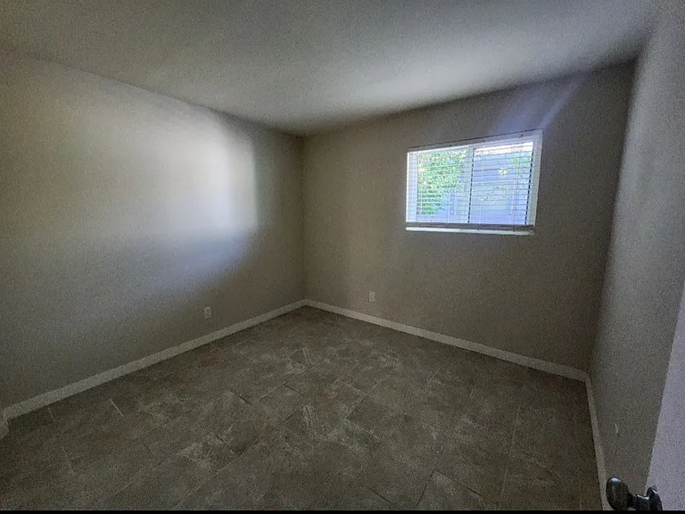 501 E Glenn St. — Photo 13