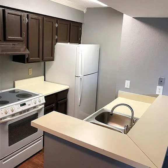 17331 Red Oak Dr #32 — Photo 4