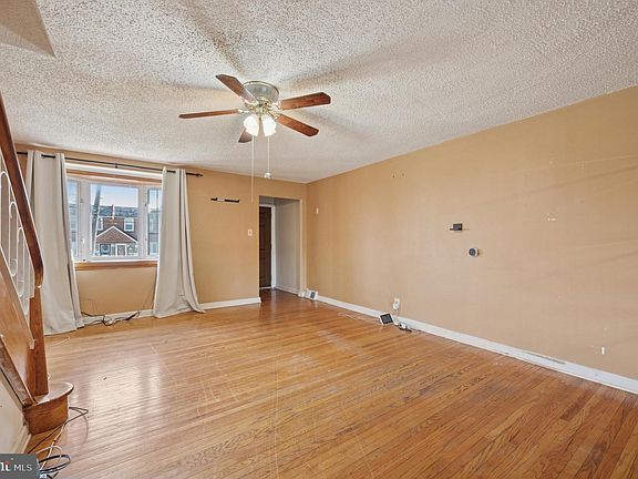 3rd image of 125 E Fariston Dr