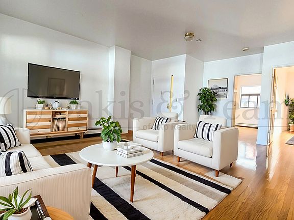 5th image of 2328 32nd St