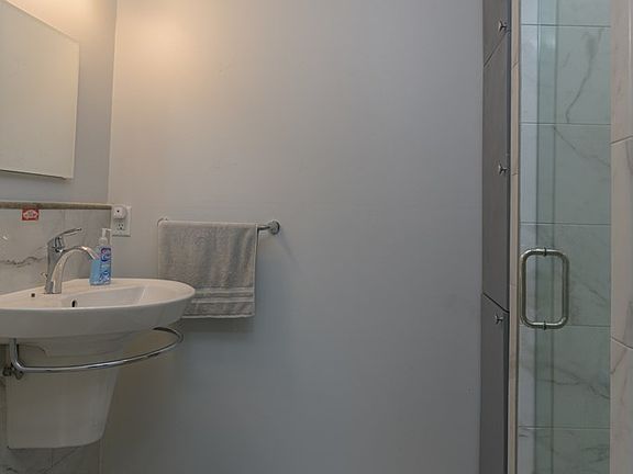 5th image of 601 Orange Ln