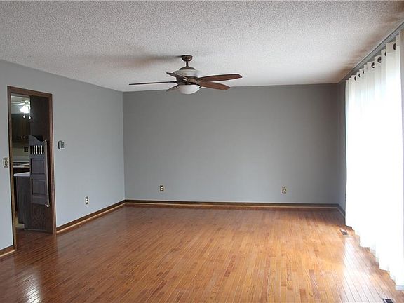 4th image of 415 Park Pl