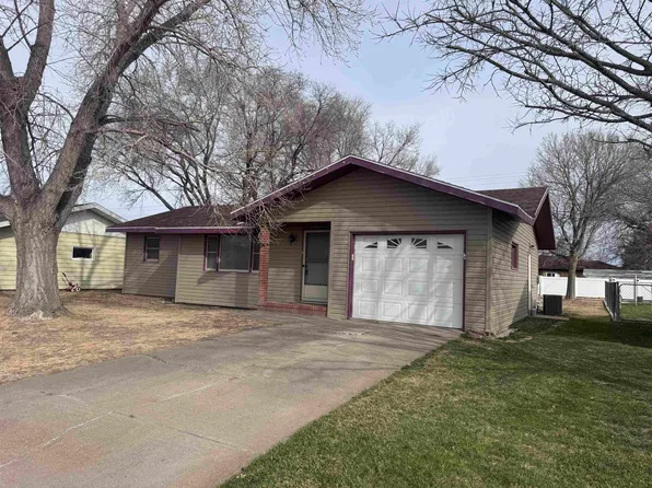 616 W 10th St, Cozad, NE 69130