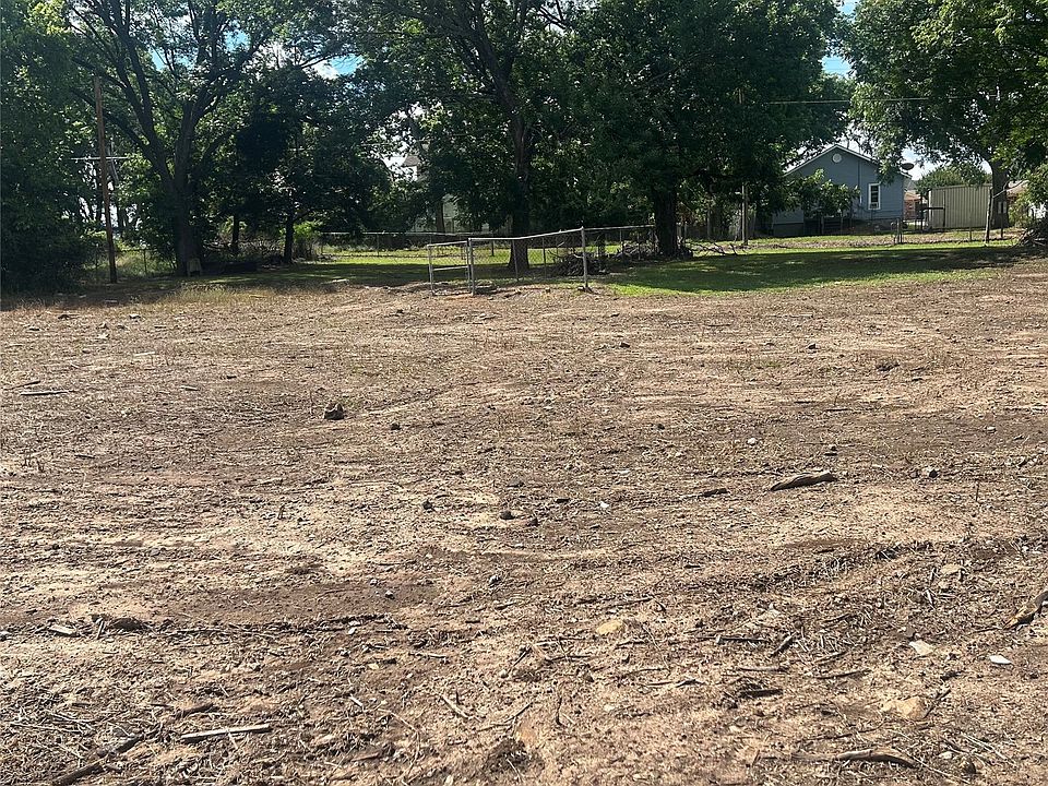 2nd image of 305 E Tahlequah Ave