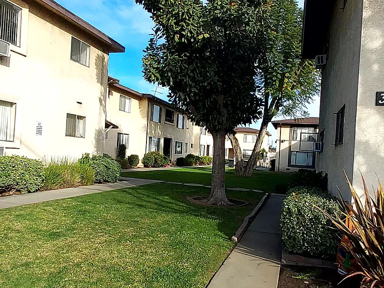 228 N San Antonio Ave #5 — Photo 2
