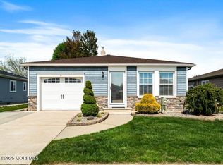 8 Capri Ct, Toms River, NJ 08757