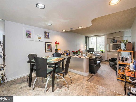 5th image of 604 S Washington Sq APT 406