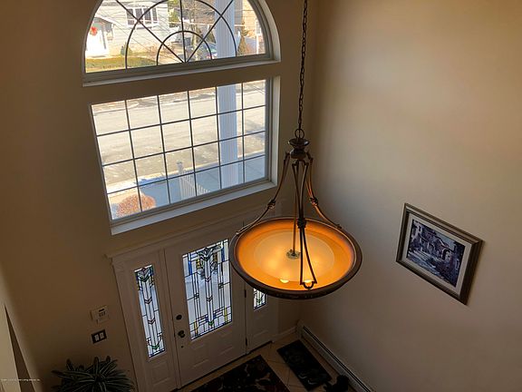3rd image of 72 Jeannette Ave