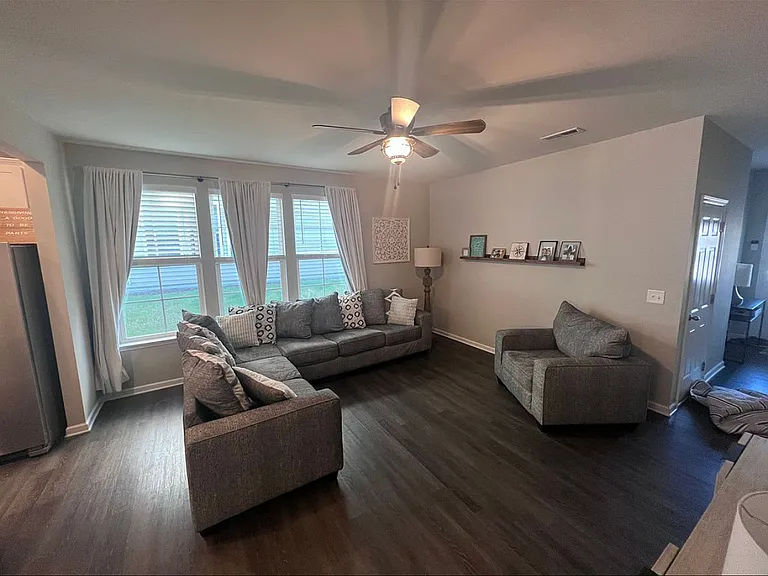 1075 Coldstream Dr — Photo 2