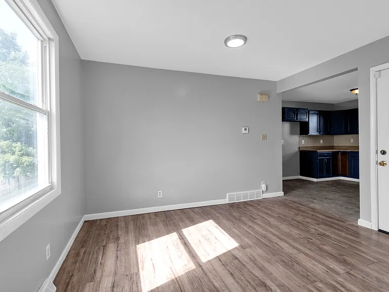 4 Hewitt Ave #1 — Photo 4