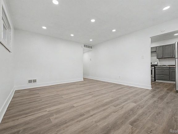 4th image of 26718 Penn St