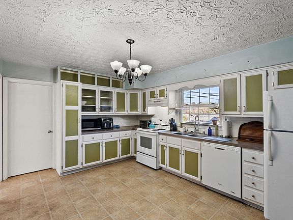 3rd image of 515 Hickory Hill Dr